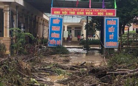 Nghệ An: Hàng trăm học sinh, người dân hốt hoảng chạy lũ trong đêm