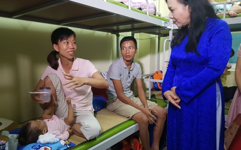 Bộ trưởng Bộ Y tế thăm bệnh nhân nghèo bị ảnh hưởng vụ cháy kinh hoàng cạnh BV Nhi Trung ương