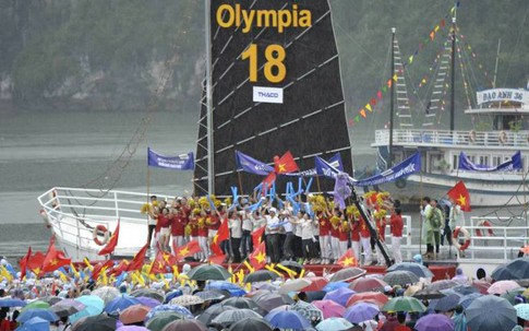 Hàng nghìn học sinh Quảng Ninh đội mưa ăn mừng chiến thắng Đường lên đỉnh Olympia