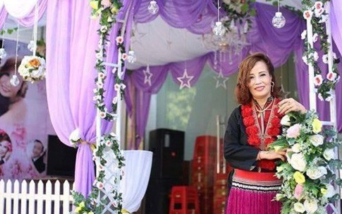 Cô dâu 62 tuổi ở Cao Bằng mặc chiếc áo của mẹ chồng trong ngày cưới