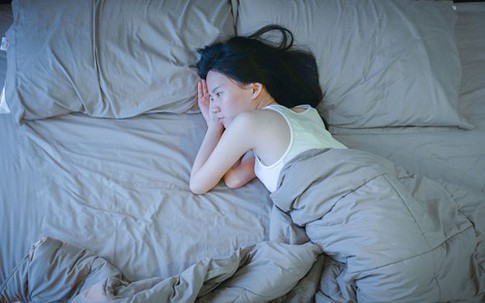 Gục ngã khi biết đêm nào chồng cũng ra nghĩa trang gần nhà ngủ, sáng lại về ôm vợ