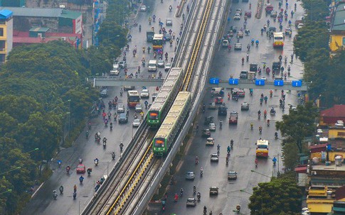 Người dân Thủ đô hào hứng đón tàu trên cao