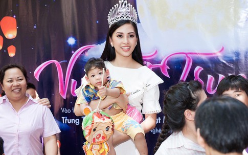 Hình ảnh tuyệt đẹp của Hoa hậu Trần Tiểu Vy sau ồn ào bảng điểm