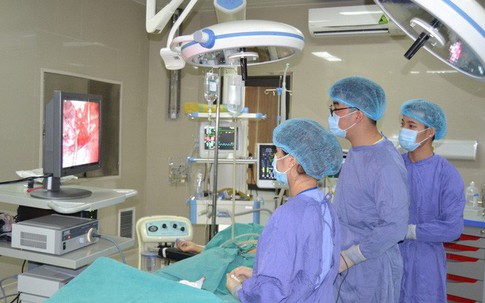 Chuyện khó tin: Đùa giỡn, người đàn ông bị bạn dùng ống nhựa xịt vào hậu môn khiến vỡ ruột