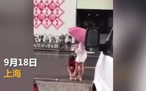 Đi mưa, thiếu nữ bắt mẹ lau chân cho mình giữa đường