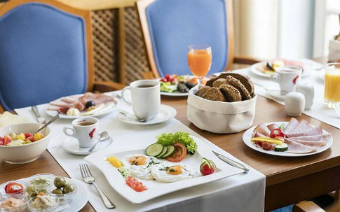 Vì sao khách sạn thường phục vụ bữa sáng miễn phí