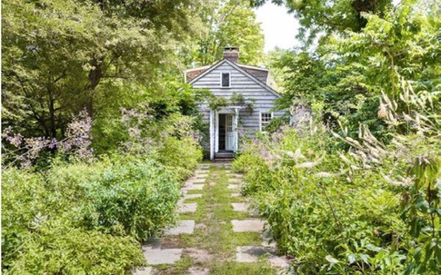 Khu vườn nhỏ xanh tươi bên ngôi nhà rêu phong cũ kỹ chỉ nhìn thôi đã thấy yên bình