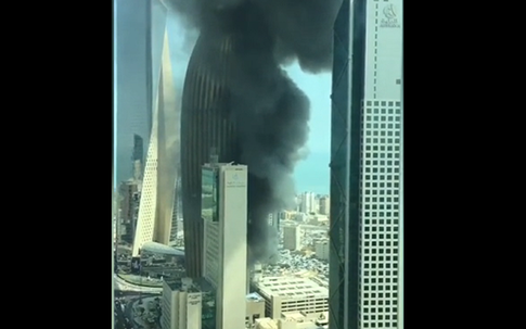 Cháy lớn ở cao ốc đang xây làm trụ sở ngân hàng khói đen kịt bầu trời