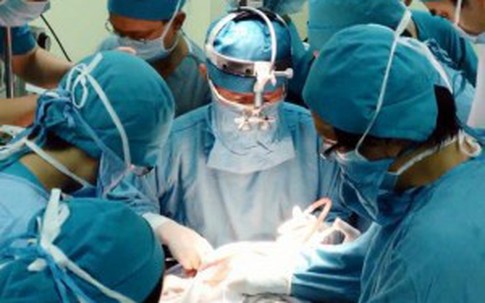 Trượt chân ngã, một phụ nữ bị dao đâm xuyên cổ