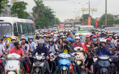 Người dân chật vật đi vào nội thành Hà Nội sau nghỉ lễ