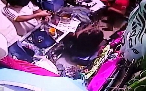 Cướp chĩa súng vào mặt người phụ nữ và diễn biến kinh ngạc