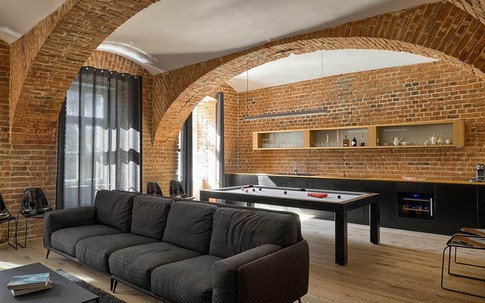 Ngôi nhà gây choáng ngợp bởi hệ thống tường làm từ gạch cổ điển bao phủ toàn bộ không gian sống