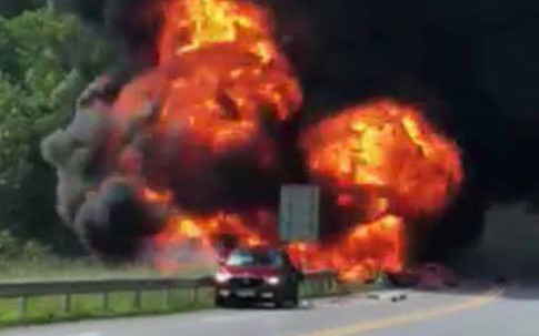 Va chạm với xế hộp trên cao tốc, xe bồn chở dầu lao xuống chân cầu bốc cháy dữ dội