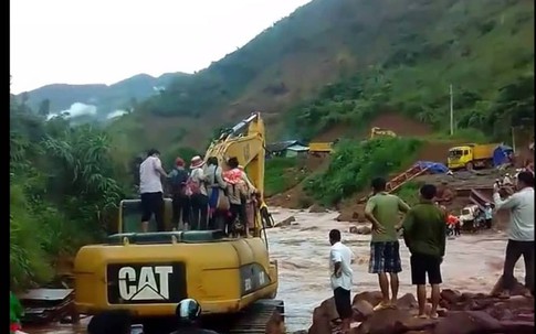 Hôm nay, có nhiều đứa trẻ đi khai giảng bằng máy xúc