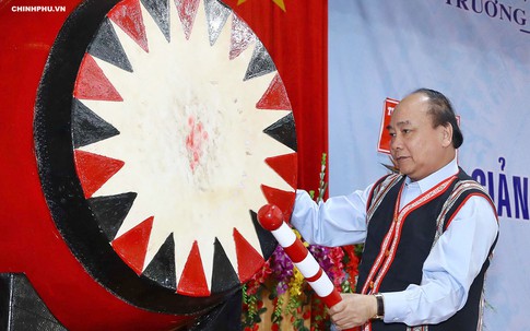 Thủ tướng Nguyễn Xuân Phúc đánh trống khai giảng năm học mới ở “cổng trời” Tây Nguyên