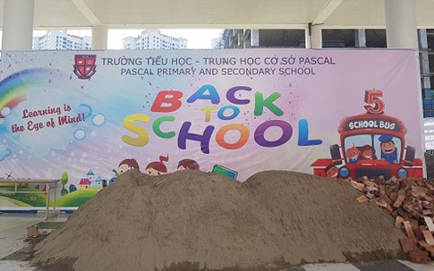 Trường bị đổ cát, hàng nghìn học sinh Hà Nội phải khai giảng nhờ