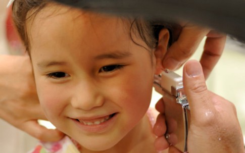 Con bao nhiêu tuổi thì bố mẹ có thể cho xỏ lỗ tai?