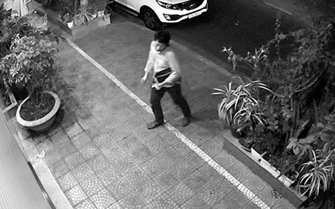Nửa đêm phát hiện tên trộm "ngoại" có hành vi kỳ quái trong xe ô tô