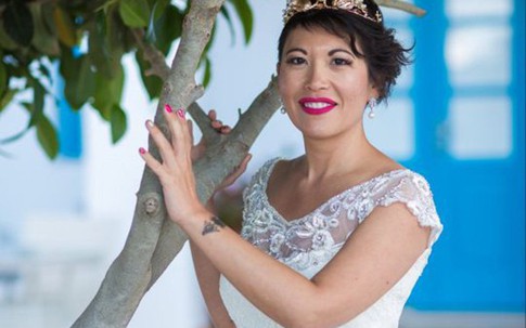 Người phụ nữ gốc Việt tự cưới mình sau khi bị hôn phu bỏ rơi