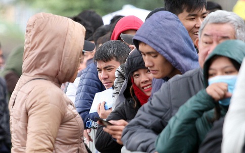 15 triệu/cặp vé, hàng trăm "cò" bủa vây trước cổng VFF, ôm cả trăm triệu sẵn sàng mua lại vé của CĐV