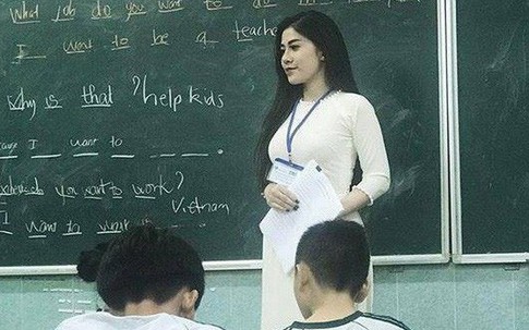 Cô giáo Anh văn xinh đẹp, biết 3 ngoại ngữ, 4 nhạc cụ