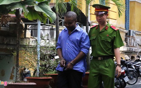 Người đàn ông ngoại quốc lĩnh 18 tháng tù vì rút tiền phi pháp