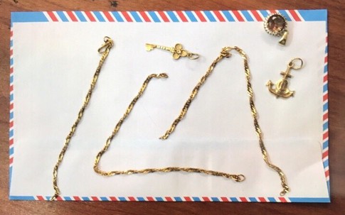 Ngang nhiên vào lớp học cướp dây chuyền của hàng loạt học sinh