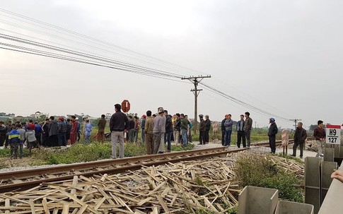 Băng xe máy qua đường sắt, bị tàu hất văng 50m tử vong