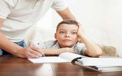“Bố mẹ ở Việt Nam rất lạc hậu, cứ bắt con học ngày nghỉ lễ”