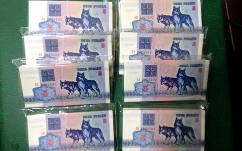 Gom hàng ngàn tờ tiền in hình chó nước ngoài lì xì ngày tết