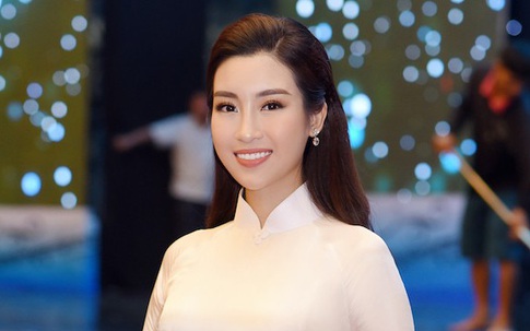 Hoa hậu Đỗ Mỹ Linh thướt tha trong tà áo dài trắng