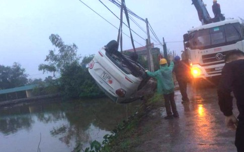 Xe hơi lao xuống hồ, tài xế kịp mở cửa thoát thân