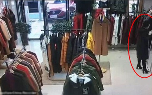 Ôtô mất lái lao vào shop quần áo đâm trúng người bán hàng