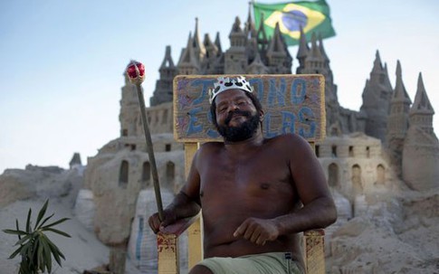 Người đàn ông Brazil 22 năm sống trong lâu đài cát trên bãi biển