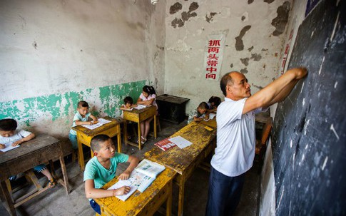 Cụt ngón tay, thầy giáo Trung Quốc vẫn dành cả đời cầm phấn