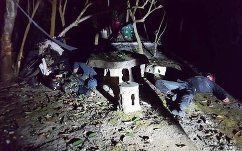 Trộm xong 4 con chó, 2 tên trộm gặp tai nạn bất tỉnh