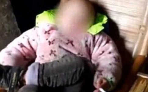 Cháu trai 4 tuổi hút thuốc, ông bà vừa quay clip vừa cười đùa