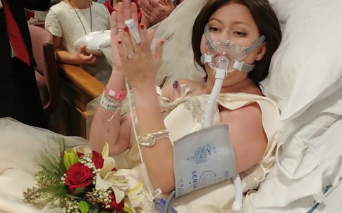 Cô dâu ung thư vú qua đời 18 tiếng sau đám cưới trên giường bệnh