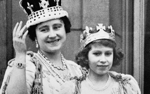 Nữ hoàng Anh lần đầu hé lộ "bí mật kinh hoàng" về cỗ xe ngựa vàng sau 65 năm đăng quang