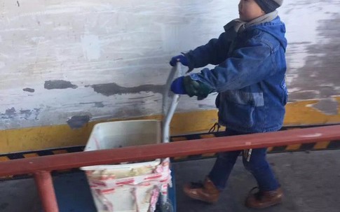 Mẹ tái giá, bố bặt vô âm tín, bé trai 6 tuổi phải đi giao hàng giữa trời đông để kiếm sống