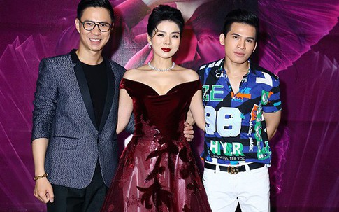 Ông xã Lệ Quyên ngồi lặng lẽ xem vợ hát