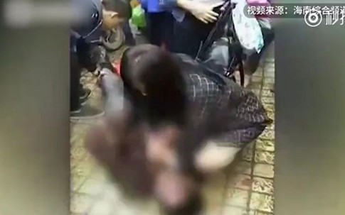 Ông lão ngất xỉu giữa chợ, dân thờ ơ không ai giúp
