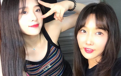 Có mẹ 50 tuổi trẻ trung xinh đẹp như đôi mươi nhưng con gái không hề cảm thấy tự hào mà lại rất buồn