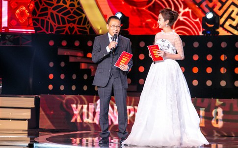 Jennifer Phạm mặc váy xuyên thấu bên MC Lại Văn Sâm