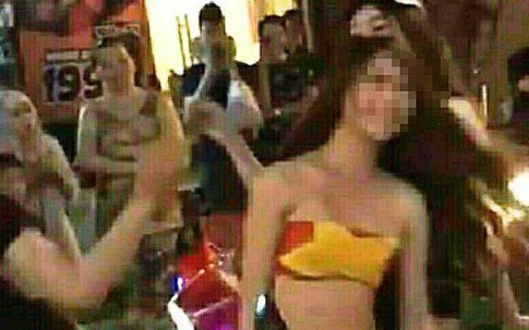 Có xử phạt được các "mỹ nhân" lột quần áo, khỏa thân "ăn mừng" U23 Việt Nam?