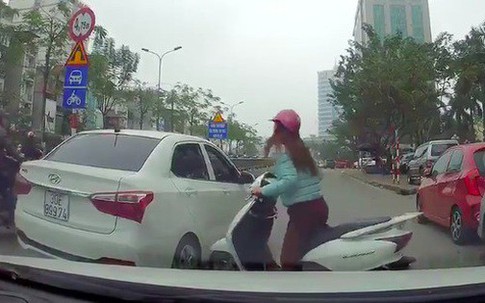 Từ chuyện “Ninja Lead” cố húc hông ô tô để sang đường, chuyên gia giao thông nói gì?