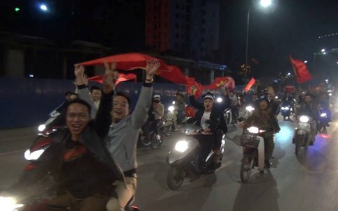 Hàng nghìn người dân Quảng Ninh ào xuống đường mừng chiến thắng U23 Việt Nam