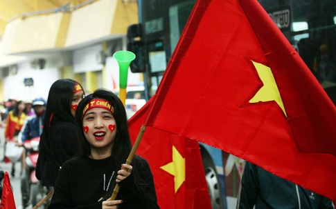 Hàng vạn cổ động viên "sôi sùng sục" trước trận đấu tuyển Việt Nam gặp tuyển Campuchia