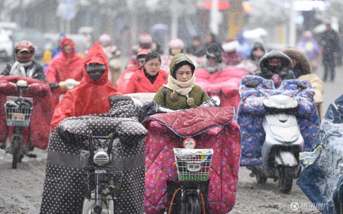 Tuyết rơi dày ở Trung Quốc, phụ nữ 'đắp chăn bông' ra đường