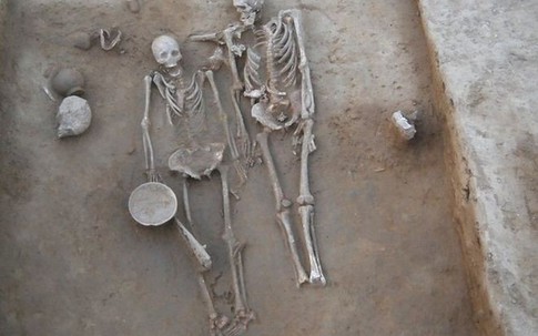 Bí ẩn cặp đôi cổ đại nằm trong tư thế thân mật suốt 4.500 năm